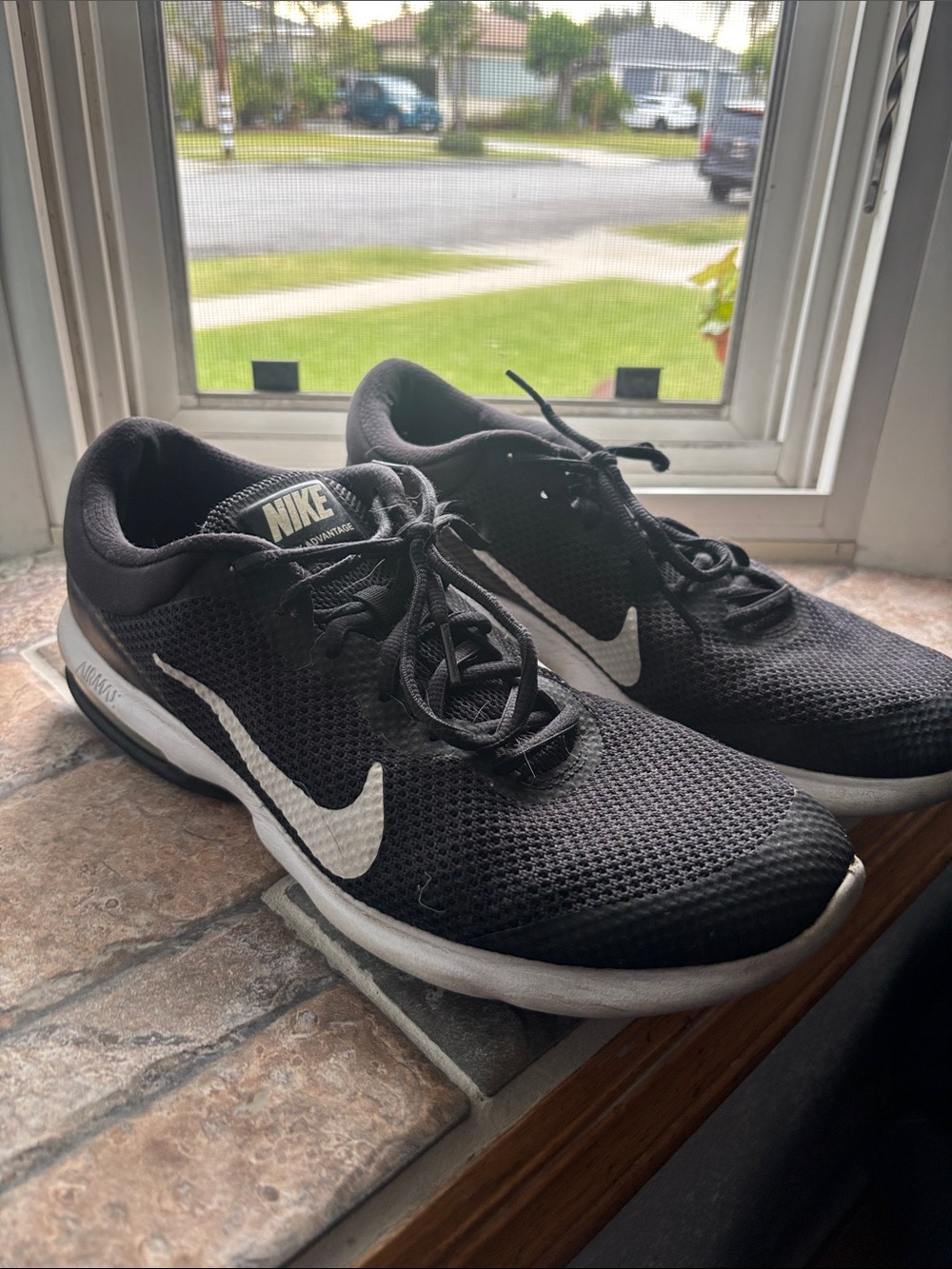 Nike Men’s Black & White Athletic Running Sneakers